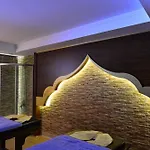 Linda Hotel Side